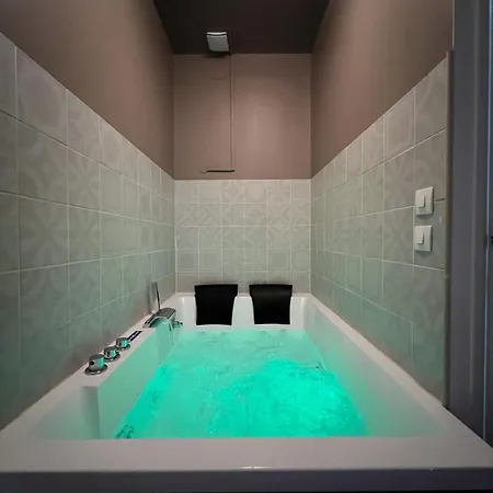 아파트 Joli Petit Duplex Avec Jacuzzi *