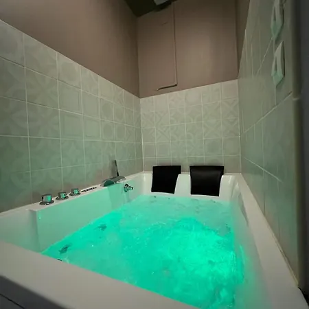 Joli Petit Duplex Avec Jacuzzi 아파트